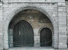 Portail d'entrée de l'ancienne abbaye de Saint-Laurent - XVe siècle.